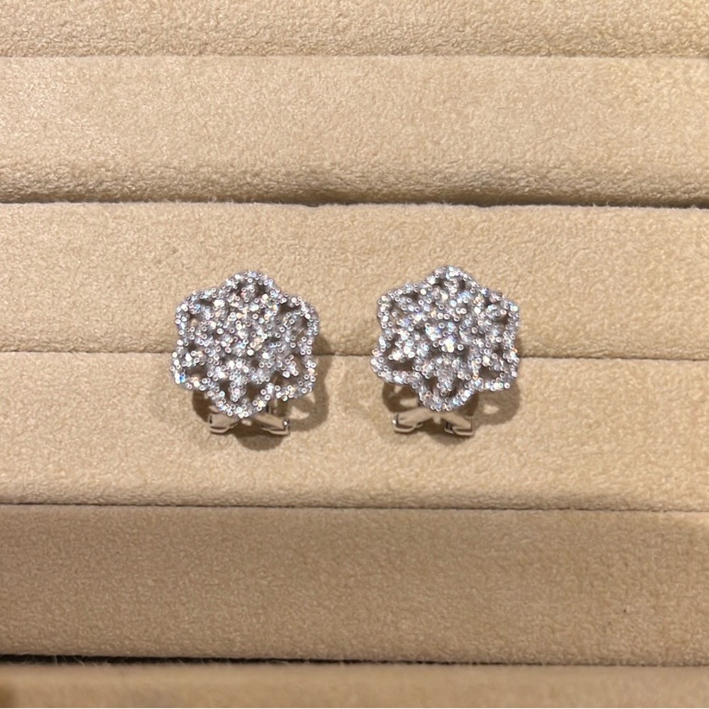 STUNNING!! 18k White Gold And Diamond Pave Earrings!!